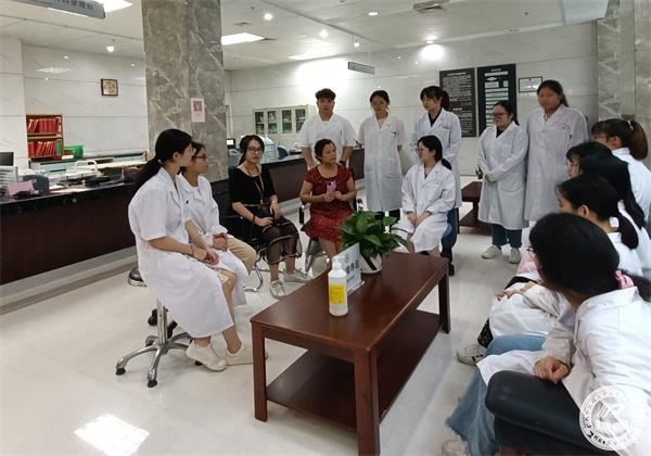 与在该所实践培训学生们交流_看图王.jpg 与在该所实践培训学生们交流_看图王.jpg