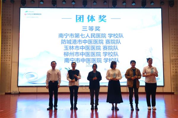 李成林书记为获奖队伍颁奖.jpg