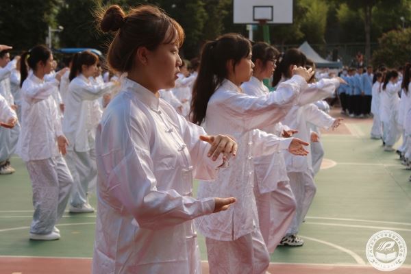 图三1 比赛场上的班级..jpg