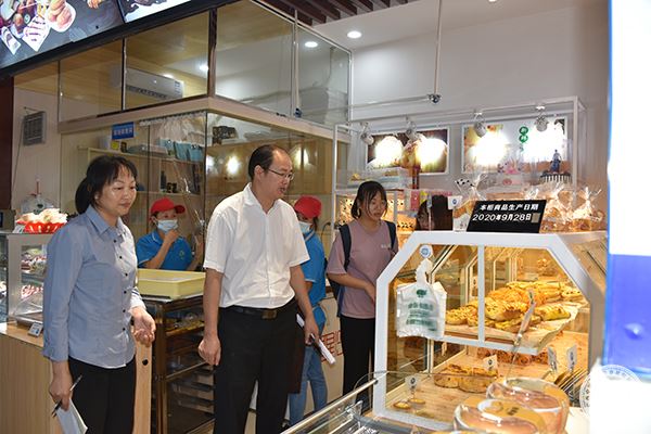 1-2.赵副院长带队检查食品安全.JPG