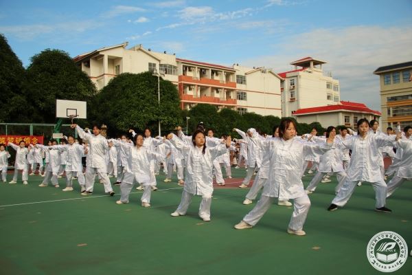 图三2 比赛场上的班级..jpg