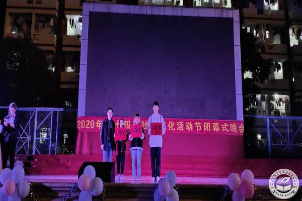 4-谭入铚老师为获奖节目颁奖 姜杰.jpg 4-谭入铚老师为获奖节目颁奖 姜杰.jpg