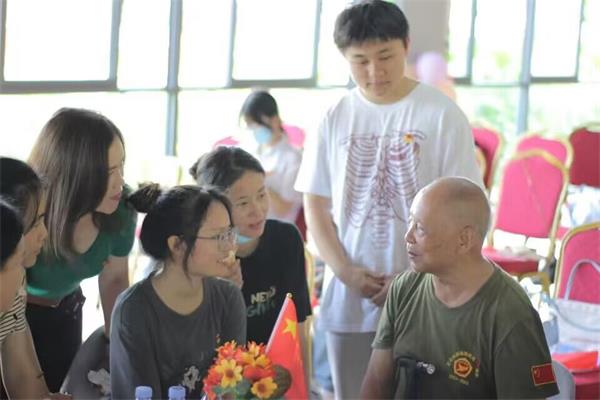 陈焕新爷爷讲述战争事迹.jpg