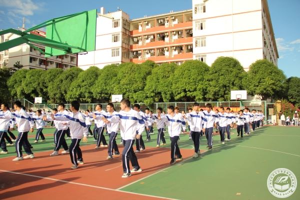 图三3 比赛场上的班级..jpg