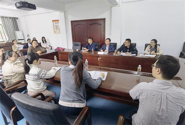 召开带教老师座谈会.jpg